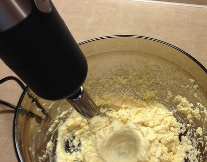 1. Этап. Рождественское имбирное печенье: Взбивайте все ингредиенты миксером на самой большой скорости в течение трех минут, пока масса не станет однородной и не приобретет светло-желтый оттенок.