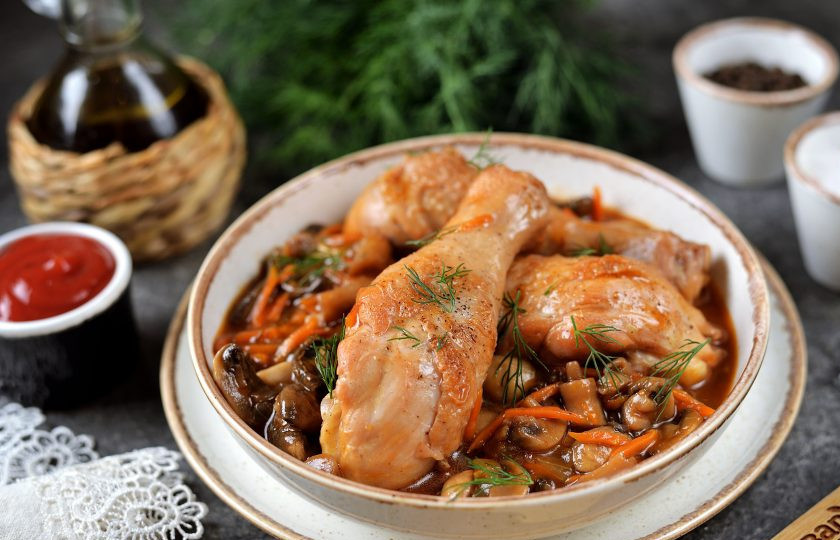 1. Этап. Куриные голени тушеные в томатном соусе с грибами: Куриные голени тушеные в томатном соусе с грибами готовы! Приятного аппетита!