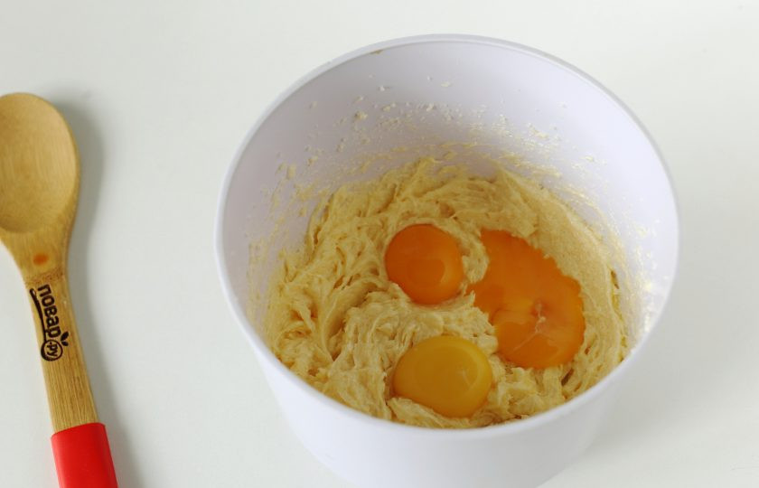 1. Этап. Бретонский пирог с клюквой и яблоками: Добавьте яйцо. Взбейте. Ведите три желтка и взбейте все еще раз.