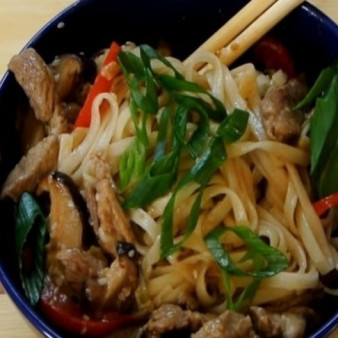 Лапша удон со свининой и овощами