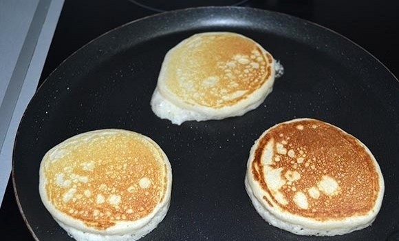 1. Этап. Вкусные оладушки: Через пару минут переверните оладьи и дайте им подрумяниться с другой стороны.