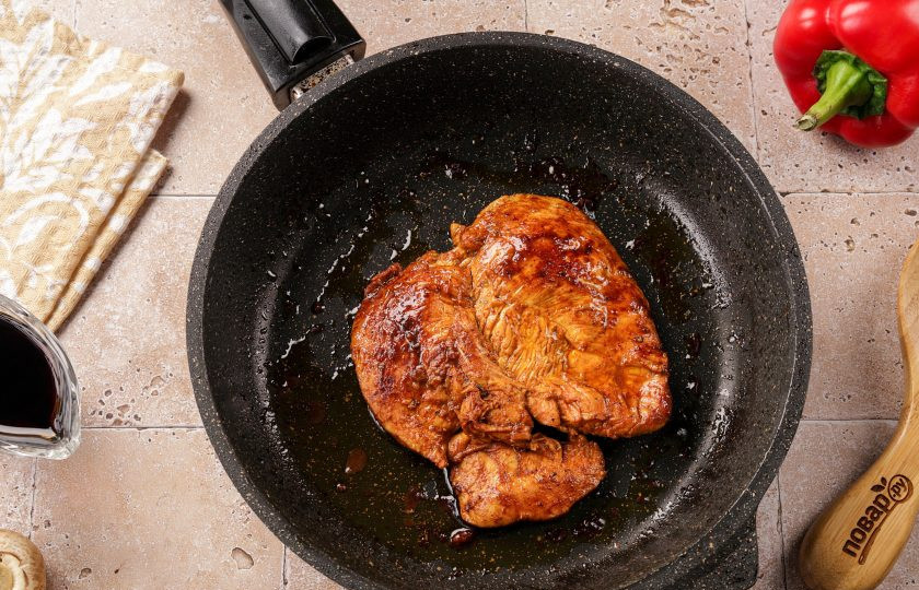 1. Этап. Фунчоза с курицей и шампиньонами: Затем выложите филе на разогретую сковороду с маслом, накройте крышкой и на среднем огне обжарьте с двух сторон до готовности. Переложите на тарелку и дайте немного остыть.