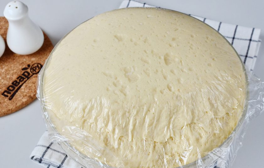 1. Этап. Начинка для расстегаев: За час тесто очень хорошо увеличится в тепле. Снимите пленку, осадите тесто руками, помесите, чтобы выпустить весь воздух.