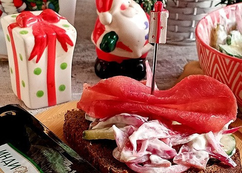 1. Этап. Огуречный салат с сыровяленой индейкой: Салат можно подать в салатнике или на ломтиках Бородинского хлеба, украсив их сыровяленым филе из индейки.