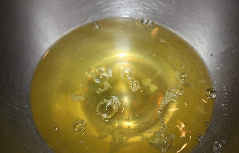 1. Этап. Апельсиновый бисквит: 8. В сухую чашу или миску выложите ранее отделенные куриные белки. Взбивайте белки до образования крепких и устойчивых белков.