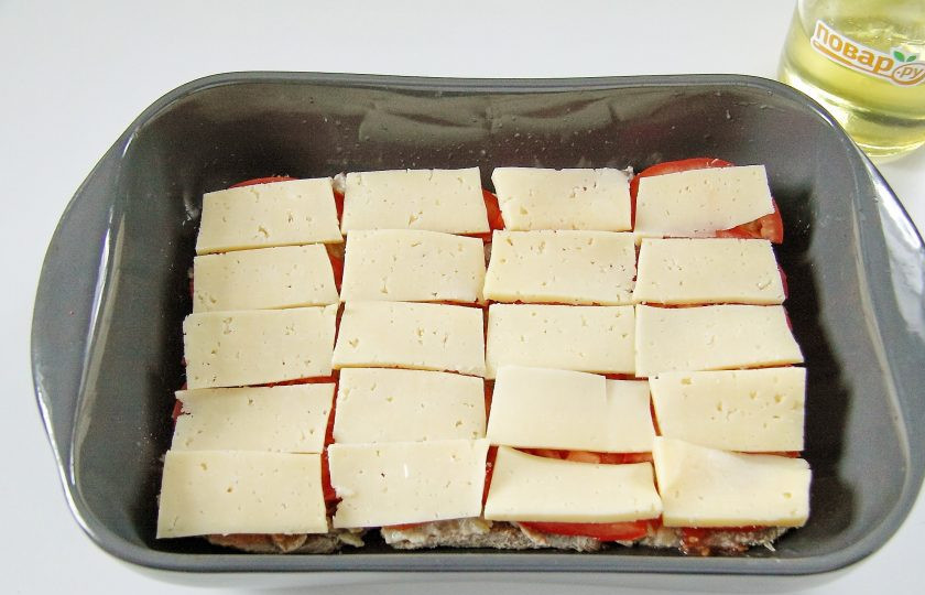 1. Этап. Язык под шубой: Сверху положите нарезанный сыр.