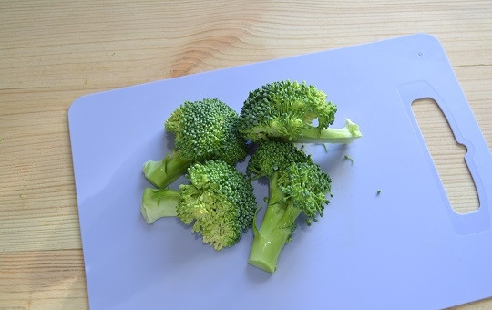 1. Этап. Овощи с гранатовым соусом: 6. На соцветия разберите брокколи.