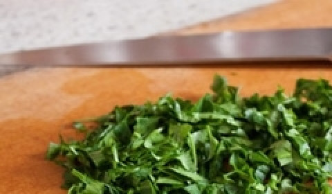 1. Этап. Греческий салат с семгой: Измельчить зелень.