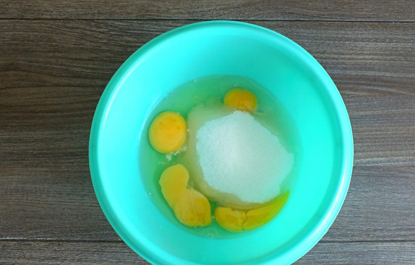 1. Этап. Бразильский морковный кекс: В чаше соедините яйца и сахар. Взбейте в пышную, белую массу.