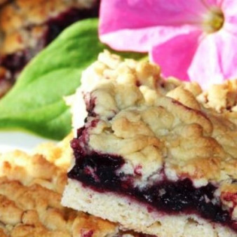 Простой пирог со смородиной