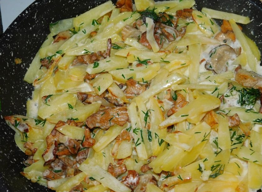 1. Этап. Жареный картофель с грибами в сливочном соусе: Залейте этим соусом картофель и тушите на маленьком огне минут 10.