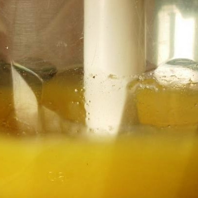 1. Этап. Майонез на перепелиных яйцах: Взбиваем смесь 30 секунд на средней скорости.