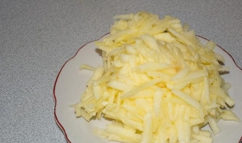 1. Этап. Салат Николь: Яблоко очистим от кожуры и сердцевины и натрем на крупной терке. Сбрызнем лимонным соком.