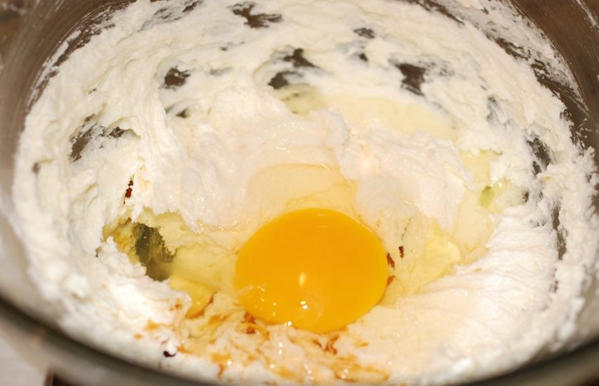 1. Этап. Пирог для детей: 1. Взбейте с помощью миксера масло, яйца и ванилин до однородной смеси.