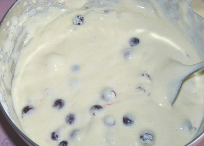 1. Этап. Бисквитные оладьи с черной смородиной: 4. Муку просеиваю и смешиваю с ванилью, добавляю к яйцам, также добавляю ягоды черной смородины. Аккуратно перемешиваю массу ложкой.