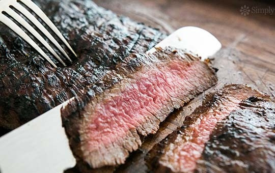 1. Этап. Маринованная говядина на гриле: 5. Маринад из-под мяса доведите до кипения, затем смажьте им кусочек мяса и нарежьте кусочками. Приятного аппетита!