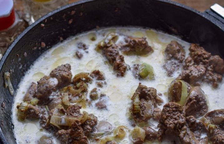 1. Этап. Тушеная печень индейки: Обжаривайте лук порей вместе с печенью несколько минут. Затем влейте сливки и тщательно все перемешайте. Добавьте сушеный чеснок и томите на медленном огне пять минут.