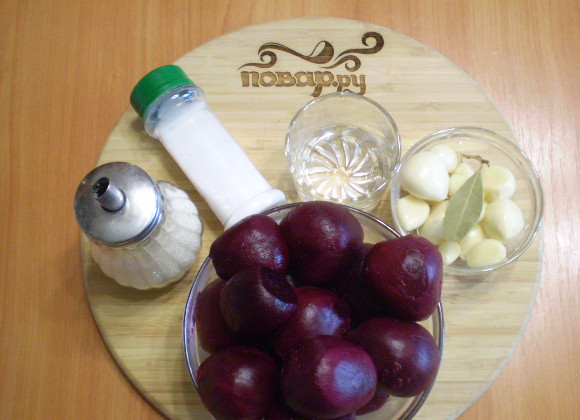 1. Этап. Закатка свеклы: Подготовим ингредиенты. Свеклу моем и отвариваем в кожуре до готовности 1 час. Остуживаем и очищаем.