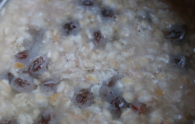 1. Этап. Овсяная каша для завтрака: 3. Варите минут 5-8, периодически помешивая.