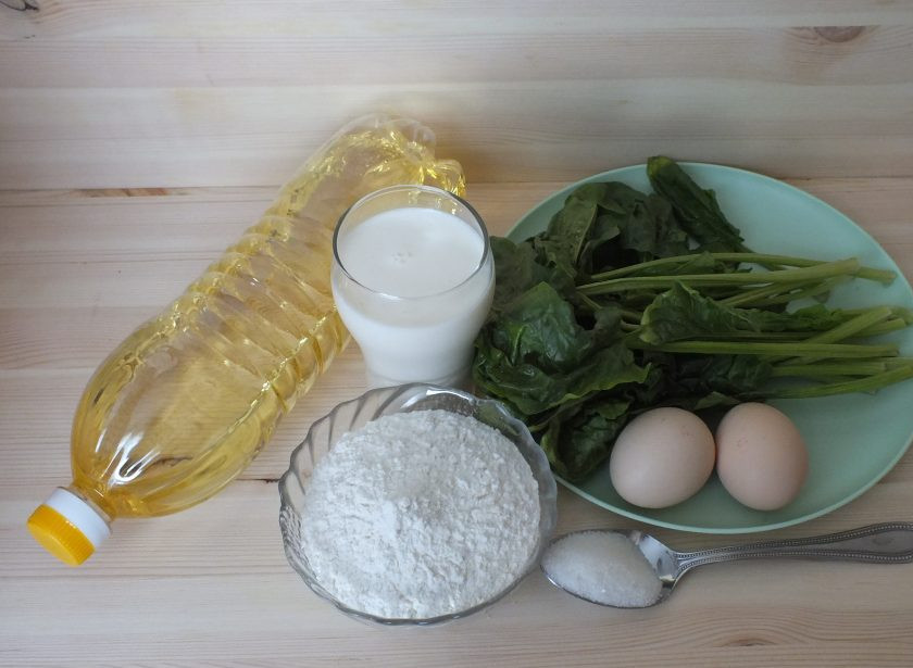 1. Этап. Оладьи со шпинатом: Подготовьте необходимые ингредиенты. Шпинат хорошо промойте. Удалите стебли, нам потребуются только листочки. Ряженку слегка подогрейте.