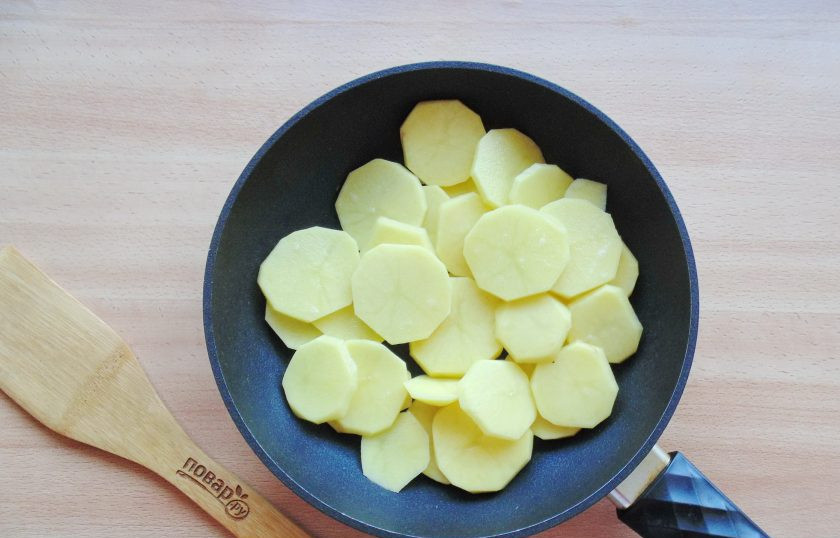 1. Этап. Хантейка: Выложите картофель в сковороду. Налейте 50 мл. воды. Накройте крышкой и тушите до полуготовности.