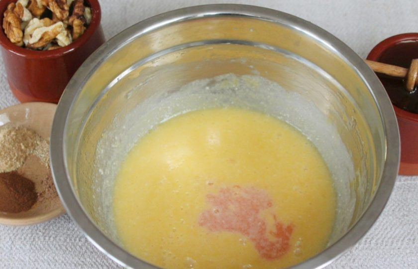 1. Этап. Пряники с грецкими орехами: Наливаем ложку настойки. Можно использовать коньяк или другой алкоголь с приятным запахом.