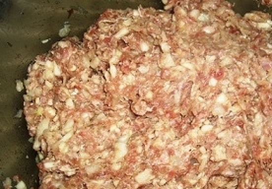 1. Этап. Сочные котлеты из фарша: Добавить в фарш лук, чеснок и хлеб (не отжимая от молока). Посолить, поперчить и тщательно вымешать его. Главная задача - обогатить фарш кислородом, тогда котлетки получатся действительно пышными и сочными. Так что хлопайте его, шлепайте, бейте, лишь бы взял как можно больше воздуха!:)