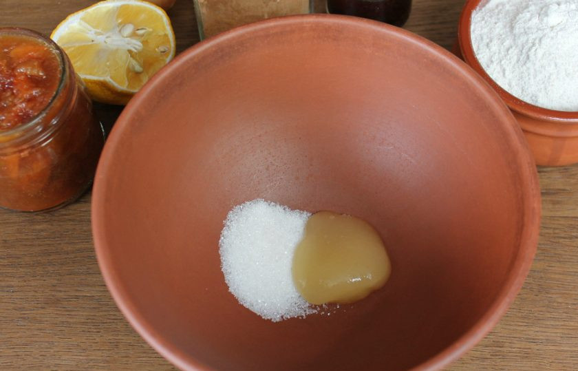 1. Этап. Постные круассаны: В миску кладем сахар и мед.