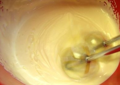 1. Этап. Медовый торт простой: Готовим крем. Для этого взбиваем сметану с сахаром. Можно добавить чайную ложку ванильного сахара.