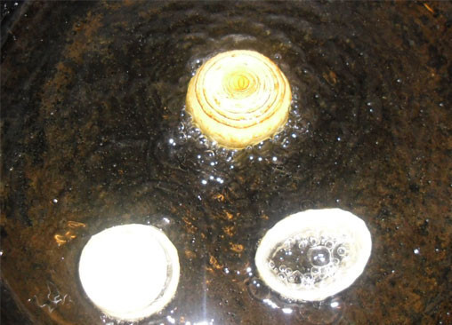 1. Этап. Узбекский плов из свинины: 3. На дно казана налить растительное масло и разогреть. Чтобы понять, что масло уже достаточно горячее, но не горит, можно отправить туда пару колечек лука. Как только они начнут золотиться, масло хорошо разогрето, а луковицу можно аккуратно достать.