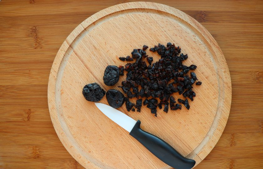 1. Этап. Овсяное печенье с черносливом: Измельчите чернослив. Это можно сделать в блендере или при помощи ножа.