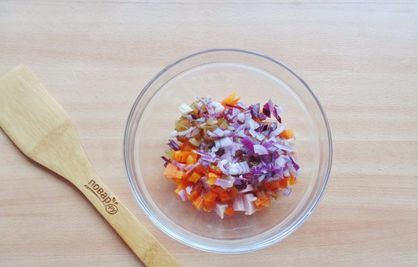 1. Этап. Салат с бужениной и грибами: Красный лук мелко нарежьте.