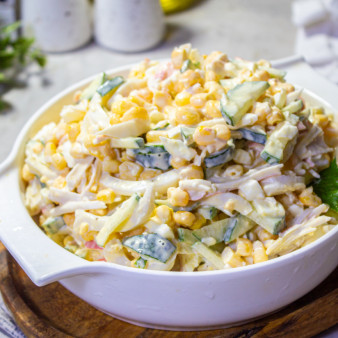 Салат с крабовыми палочками, кальмарами и кукурузой