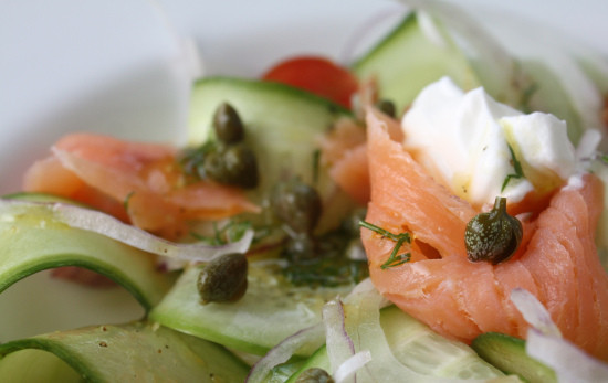 1. Этап. Салат с семгой и огурцом: 3. Полейте салат приготовленным соусом или подайте соус рядом в соуснице. Салат с семгой и огурцом готов! Приятного аппетита!