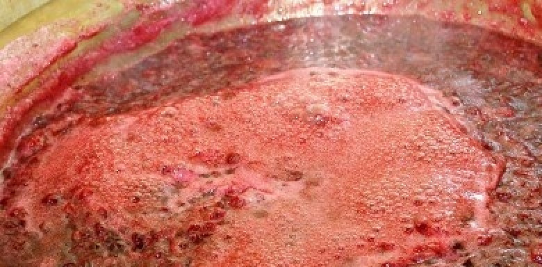 1. Этап. Варенье из брусники с грушами: 6. Я варю в глубокой емкости на медленном огне наше варенье около часа, постоянно помешивая и снимая пенку. Густоту вы контролируете сами - чем дольше варите, тем гуще оно будет.