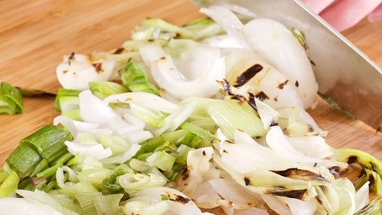 1. Этап. Курица на гриле с овощами и соусом барбекю: 10. Перед подачей на стол нарежьте овощи небольшими кубиками и перемешайте при желании.