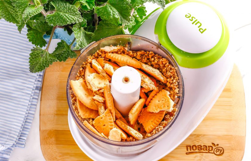 1. Этап. Постное пирожное Картошка: Разломите печенье на несколько частей, добавьте в емкость к ореховой крошке.