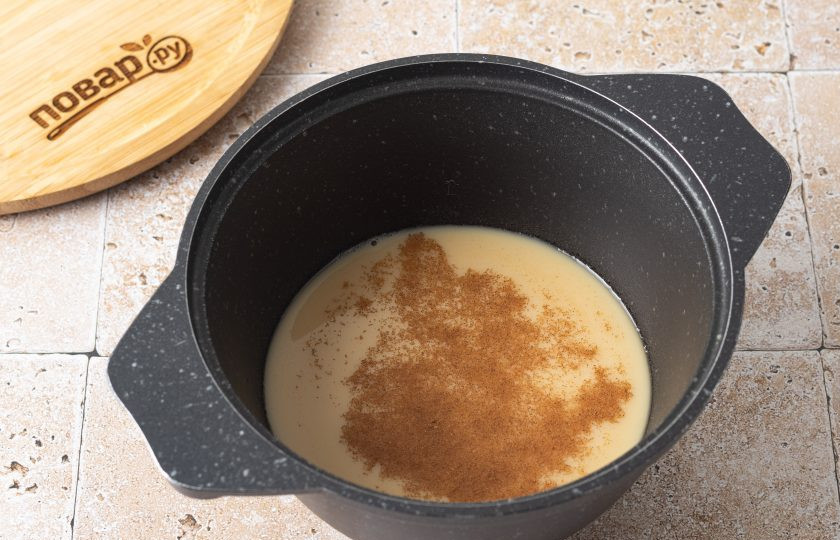 1. Этап. Чайная каша: Добавьте сахар и масала. Все перемешайте и доведите до кипения.