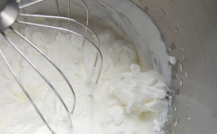 1. Этап. Мусс из персиков: 11. Сливки нужно довести до твердых пиков.