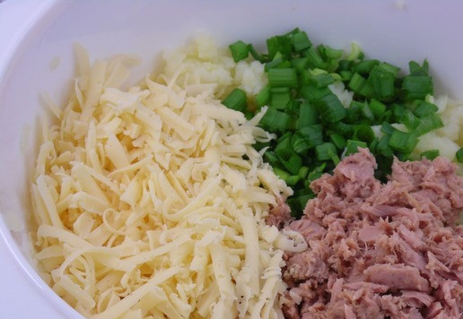 1. Этап. Картофельные кексы с тунцом: К картофелю добавить тунец (предварительно слив с него масло и размяв вилкой), нашинкованный зеленый лук и натертый на крупной терке сыр.