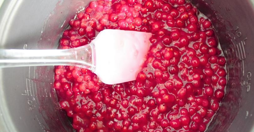 1. Этап. Смородиновый чизкейк: Пока выпекается основа, вы как раз можете приготовить начинку. Для этого сначала смешайте крахмал с 5 столовыми ложками морса. Остальной морс вылейте в кастрюлю, поставьте на маленький огонь, добавьте 3 ложки сахара и варите пару минут. Потом добавьте смесь крахмала и морса, дайте закипеть, постоянно помешивая. Добавьте ягоду (400 грамм, остальное оставьте для украшения).