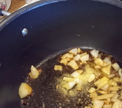 1. Этап. Семиа упма: В глубокой ёмкости разогреть растительное масло. Добавить горчицу, семена зиры и карри. Жарить 30 секунд. Затем выложить лук и соль. Готовить 5 минут до размягчения лука.