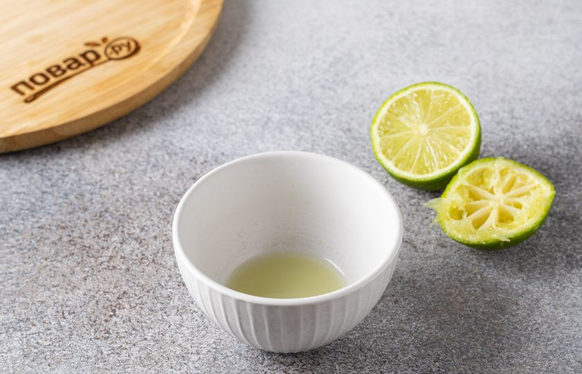 1. Этап. Безалкогольный коктейль Мохито с малиной: Из лайма выжмите сок.