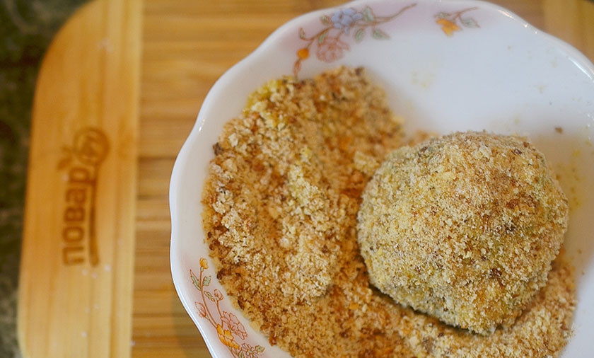 1. Этап. Котлеты Яйцо в шубке: 9. Затем в сухарях.