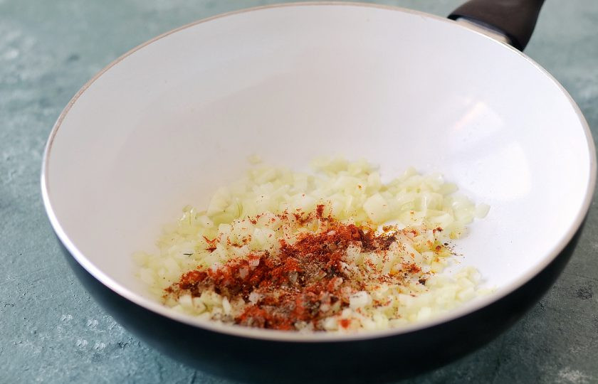 1. Этап. Соевые пельмени: Нарежьте лук и чеснок кубиками, обжарьте на сковороде со специями до мягкости.