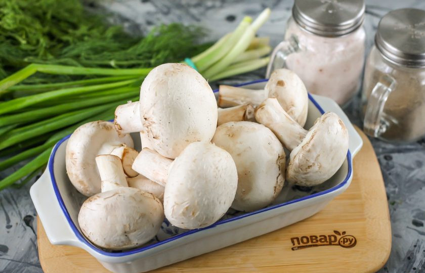 1. Этап. Шампиньоны диетические: Подготовьте указанные ингредиенты. Шампиньоны можно использовать как свежие, так и замороженные.