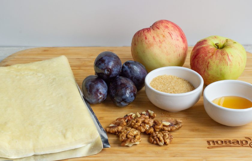 1. Этап. Яблоки, фаршированные карамелизированной сливой: Подготовьте все необходимые ингредиенты. Фрукты хорошо помойте.