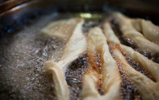 1. Этап. Рецепт Хвороста (классический без молока): 9. Масло нужно очень хорошо разогреть! После аккуратно выкладывайте заготовки в масло.