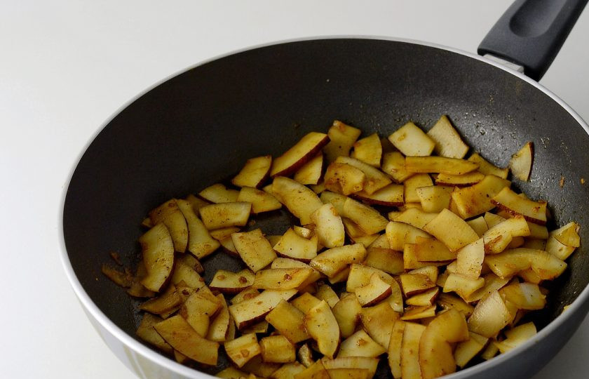 1. Этап. Жареный кокос: Жарьте кокос около 10 минут, постоянно помешивая.