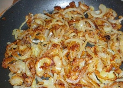 1. Этап. Жареный морской окунь: В это же время в другой сковородке обжариваем кольцами нарезанный лук, так же вываленный в панировочных сухарях.